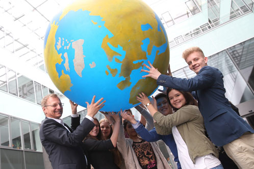 LH Stelzer mit Schlüerinnen und Schüler beim GIS Day